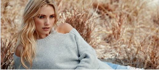 Kobieta w szarym swetrze