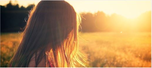 Kobieta odwrócona tyłem